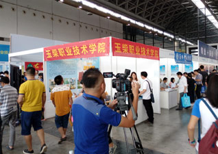 世界杯官网参加2016年广西普通高校招生咨询会